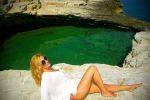 Plaja s-a cutremurat! Julia Jianu, periculos de sexy in Grecia!