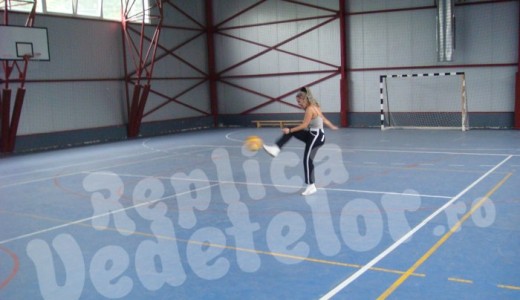 Carmen Plesa joaca jotbal mai bine decat un barbat!