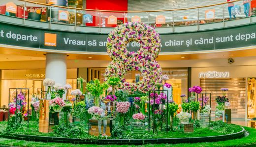 Un mall din Bucuresti si-a surprins vizitatorii cu o instalatie inedita din flori !