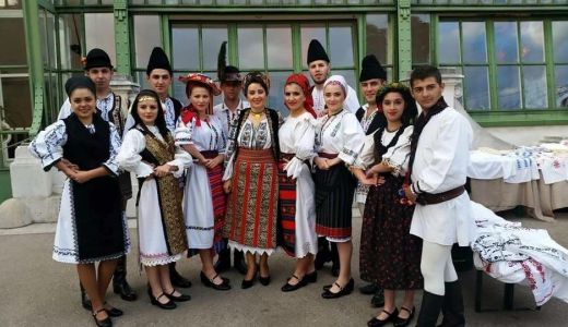 Ionela Bran isi imbraca familia in port popular, de Ziua Internationala a Iei