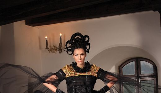 O ie si o rochie "Zestrea" - achizitionate cu 14.000 lei la licitatia de valori traditionale