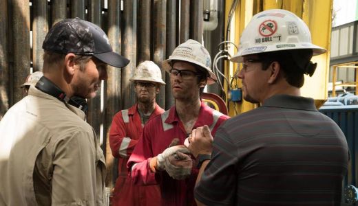 Mark Wahlberg ii da replica lui John Malkovich in ,"Deepwater Horizon: Eroi in largul marii"