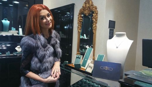 Denisa de la Bambi, surprinsa de iubit intr-un magazin de bijuterii