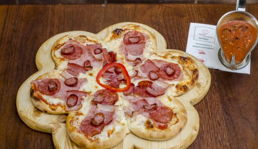 Un concept unic in Europa, Pizza in forma de floare a implinit 1 an
