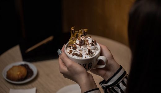 Kranzzuccino, un amestec crocant de cafea, nuci coapte si foite de caramel in editie limitata