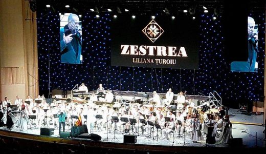 Colectia "Zestrea” by Liliana Turoiu a impresionat prin eleganta si expresivitate pe scena Salii Palatului, la concertul Maestrului Gheorghe Zamfir
