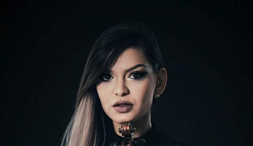 Fata cu Vioara, violonista româncă remarcată de X Factor Global, lansează proiectul Fata cu Vioara & Band
