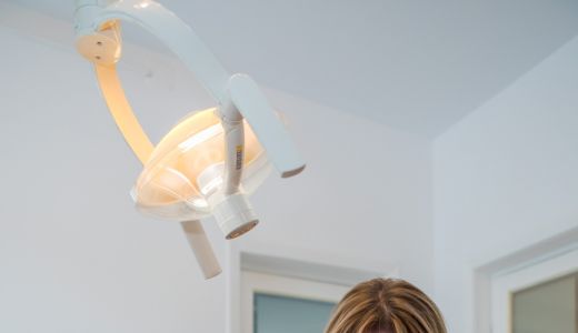 5 semne vizibile că avem nevoie de aparat dentar