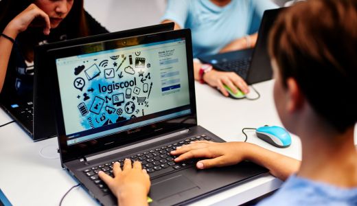 Copiii și adolescenții pot învăța programare acasă cu ajutorul cursurilor online Logiscool