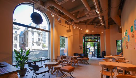 Starbucks Piaţa Universităţii, noua cafenea unde vara se simte mai bine