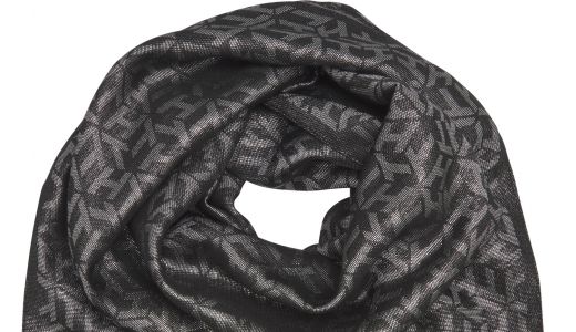 TOMMY HILFIGER LANSEAZĂ PRIMUL HIJAB SUB BRANDUL SĂU