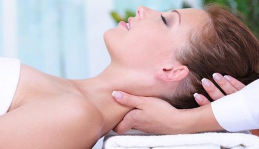 Masajul cervical, terapia care șterge efectele negative ale lucratului de acasă