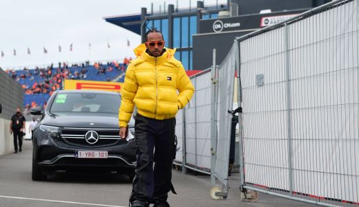 LEWIS HAMILTON A PURTAT ITEM-URI DIN COLECȚIA TOMMYXROMEO LA FORMULA ONE