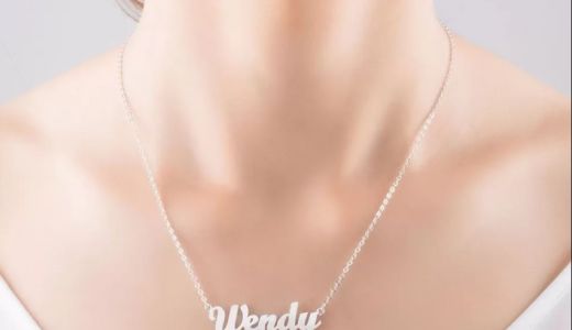 Colier din argint personalizat cu nume - detaliul care complimentează orice piesă vestimentară