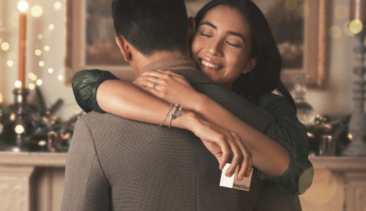 Noua colecție Pandora Moments sărbătorește în acest sezon reîntâlnirile cu cei dragi