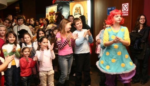 Sute de copii au luat cu asalt sala de cinema cu ocazia lansarii animatiei Aventurile lui Sammy