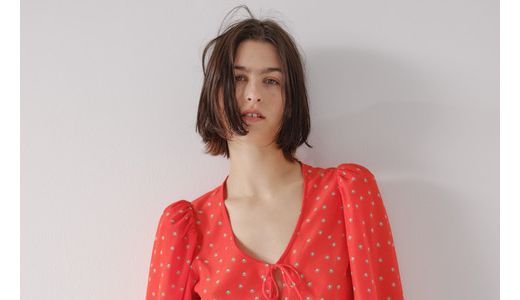 Întâmpină primăvara cu cele mai feminine topuri Levi's