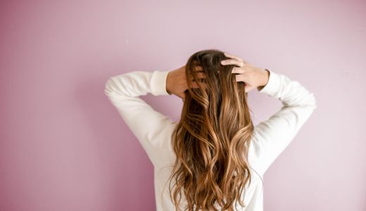 Tendințele anului 2022 în materie de culoarea părului: se poartă autenticitatea și culorile vibrante