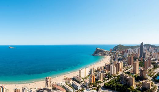 O agenție imobiliară înființată de doi români facilitează investiții imobiliare pe litoralul spaniol