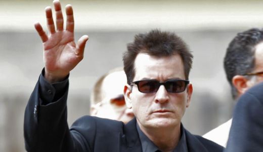 Charlie Sheen, supus unei evaluări psihiatrice, după ce a fost găsit gol şi beat într-un hotel.