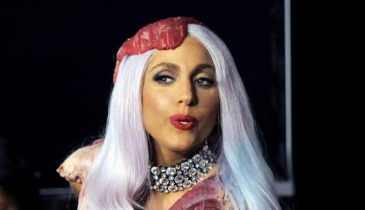 Lady Gaga, victima protestelor din Franţa.