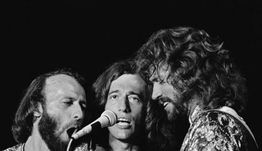Steven Spielberg va ecraniza biografia trupei Bee Gees.