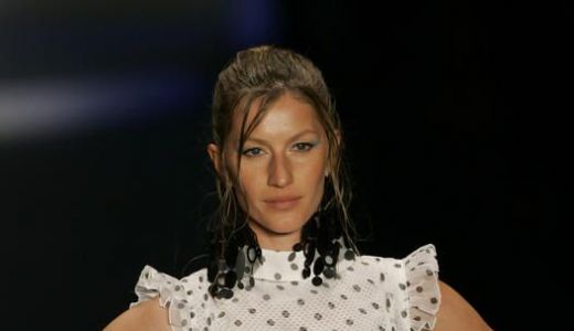 Gisele Bundchen va dansa la Carnavalul de la Rio de Janeiro din 2011.
