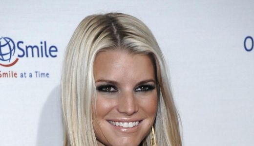 Jessica Simpson s-a logodit.