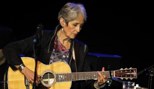 Cântăreaţa Joan Baez, spitalizată după ce a căzut dintr-un copac.