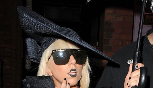 Lady Gaga şochează din nou, cu un look funebru.