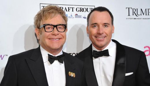 Elton John a devenit tătic.