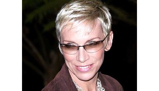 Annie Lennox, decorată de regina Elisabeta a II-a.