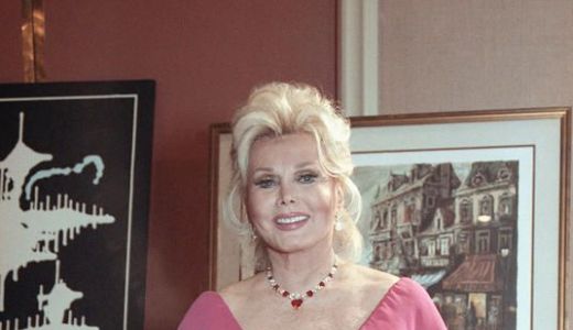 Actriţa Zsa Zsa Gabor, spitalizată pentru o amputare parţială a piciorului drept.