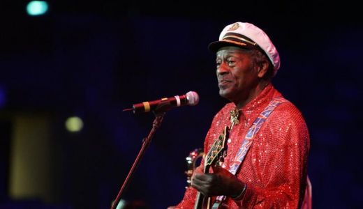 Chuck Berry a căzut pe scenă în timpul concertului de Anul Nou din Chicago.