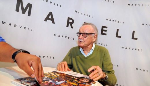 Stan Lee, o legendă în universul benzilor desenate, premiat cu o stea pe Hollywood Walk of Fame.
