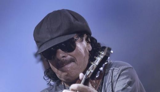 Carlos Santana s-a căsătorit.