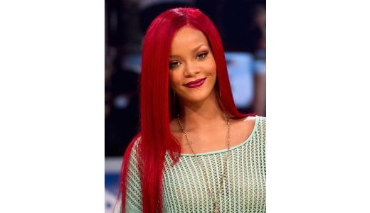 Rihanna îşi lansează propriul parfum.