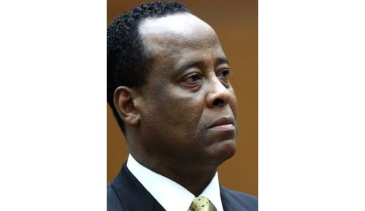 Medicul Conrad Murray a vorbit la telefon 90 de minute în timp ce Michael Jackson intrase în ...