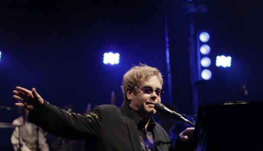 Bebeluşul lui Elton John va avea ca naşi de botez un cuplu de lesbiene.