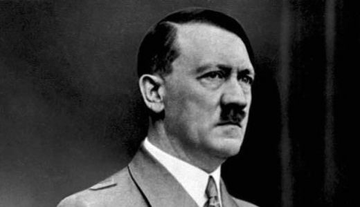 Fotografii inedite cu Hitler, vândute la licitaţie cu 35.800 de euro.