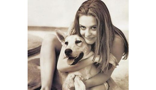 Actriţa Alicia Silverstone a pozat însărcinată pe coperta revistei Vogue.