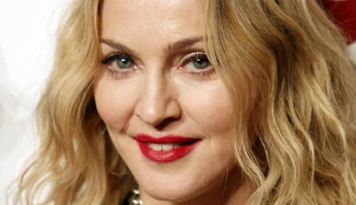 Familia fetiţei adoptate de Madonna din Malawi vrea să o dea în judecată pe artistă.