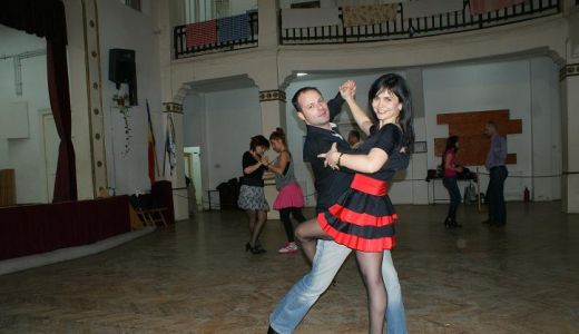 Exclusivitate! Simona Balanescu ia lectii de dans de la Adrian Oprea!