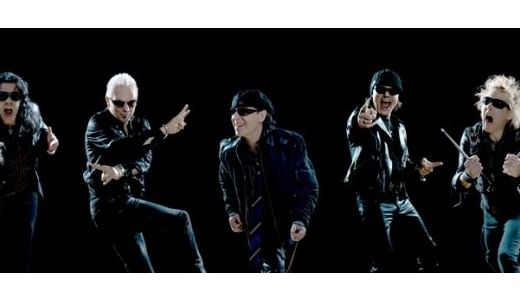 Trooper cântă în deschiderea Scorpions.