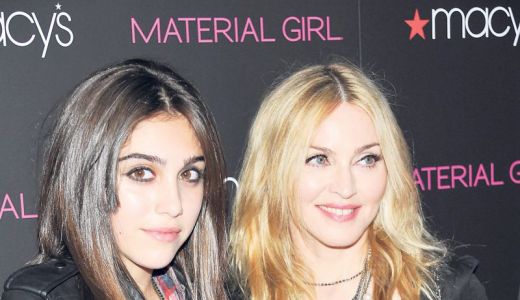 Madonna cântă cu fiica ei.