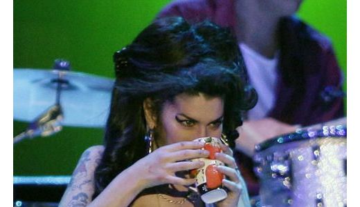 Amy Winehouse, beată şi huiduită la Belgrad.