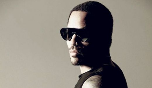 Lenny Kravitz vede America în alb şi negru.