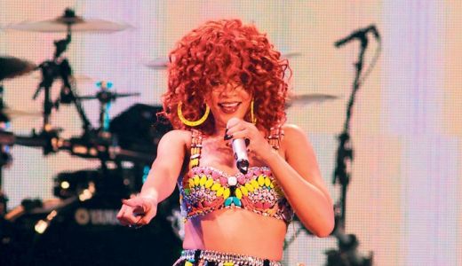 Rihanna, la un pas să ia foc pe scenă.