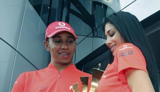 Lewis Hamilton şi fosta solistă Pussycat Dolls, Nicole Sherzinger, s-au logodit.