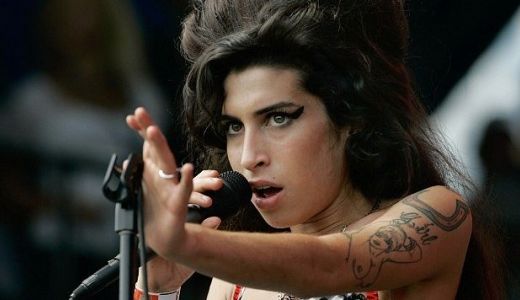 Amy Winehouse - o viaţă trăită pe muchie de cuţit.